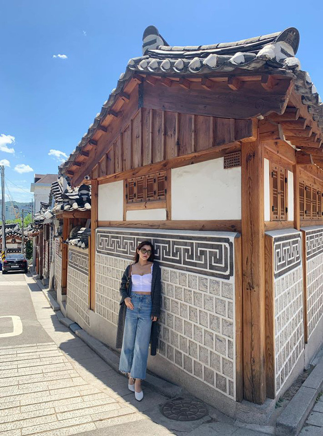 Bà mẹ 2 con U40 sở hữu vòng 2 săn chắc, vóc dáng thon gọn và thần thái tự tin không kém cạnh gì em gái.