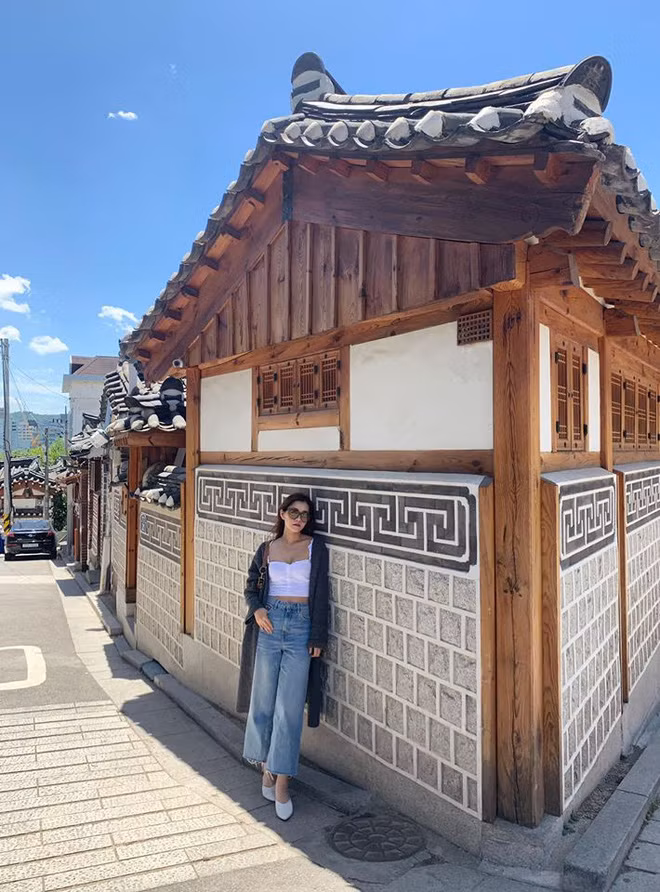 Bà mẹ 2 con U40 sở hữu vòng 2 săn chắc, vóc dáng thon gọn và thần thái tự tin không kém cạnh gì em gái.