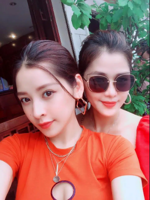 Chị gái Chi Pu sinh năm 1982. Cô hiện làm việc trong lĩnh vực ngân hàng và có cuộc sống khá bình yên, hạnh phúc bên 2 con nhỏ.