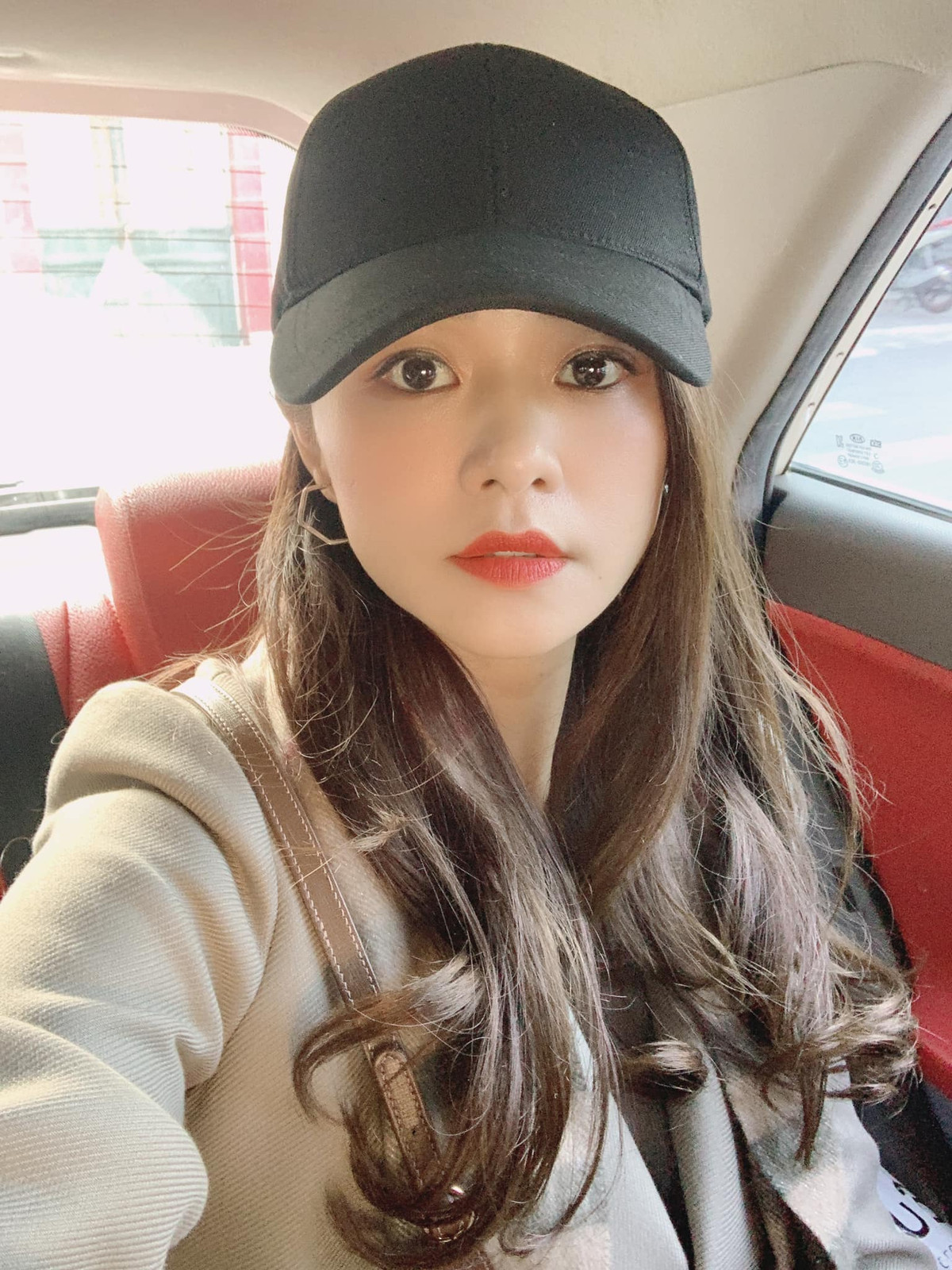 Trên trang cá nhân cô thường xuyên chia sẻ những hình ảnh xinh đẹp cùng người thân, bạn bè. Ảnh: Tổng hợp