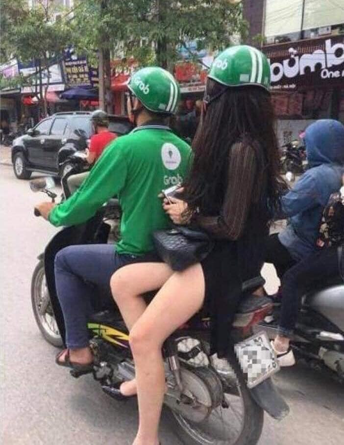 Tài xế Grab này đã khiến không ít anh em FA phải ghen tị vì chở đằng sau là một cô gái có thân hình cực kỳ nuột nà.
