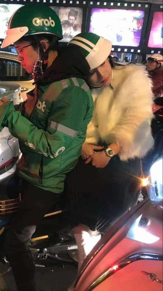 Có lẽ, chưa bao giờ nghề xe ôm công nghệ lại hot đến thế, sau khi hình ảnh những cô gái ngồi sau tài xế đầy tình cảm khi di chuyển trên đường đã nhanh chóng thu hút nhiều sự chú ý từ cư dân mạng.