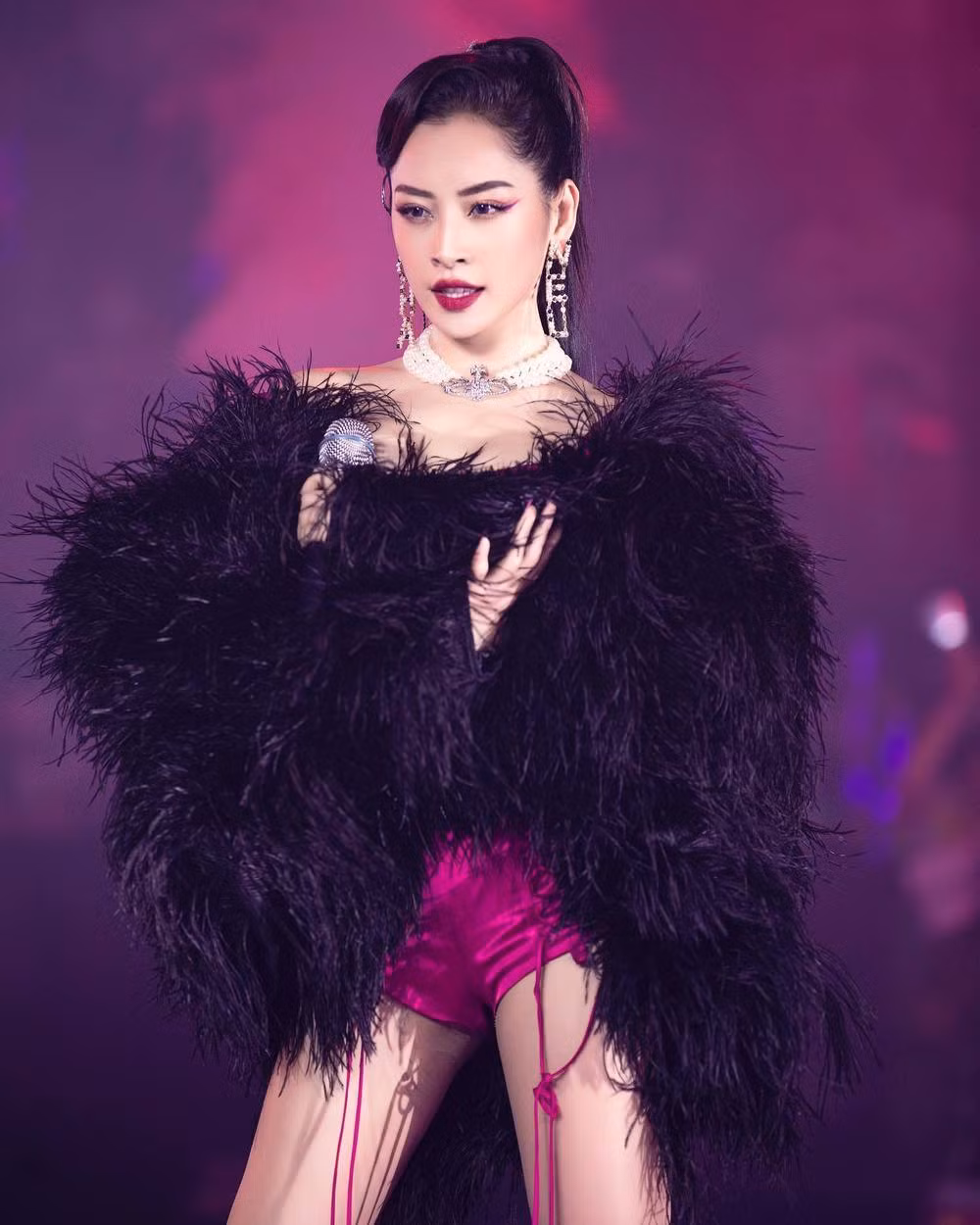 Nhiều khán giả còn cho rằng cô đang cố gắng học tập gu thời trang táo bạo của Ngọc Trinh.