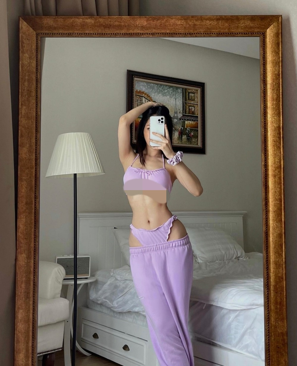 Trong ảnh, người đẹp này mặc “nguyên cây” tím với nội y và quần dài tụt đến hông khoe thân hình nuột nà, săn chắc đáng ngưỡng mộ.