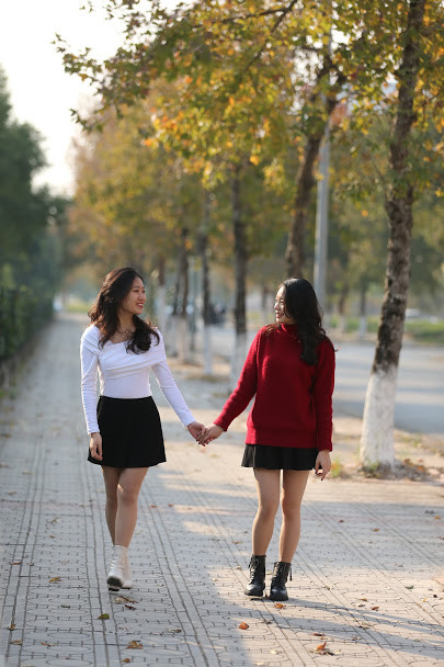 Nhiều bạn trẻ đã tìm tới đây để chụp ảnh sống ảo, ghi lại những khoảnh khắc đẹp bên cạnh hàng phong đã đổi màu lá.