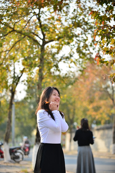 Giờ đây, không cần phải mất công đi xa lên vùng núi hay sang xứ người, ngay ở giữa Thủ đô cũng có một hàng phong đẹp mê mẩn để các bạn trẻ tha hồ "sống ảo".