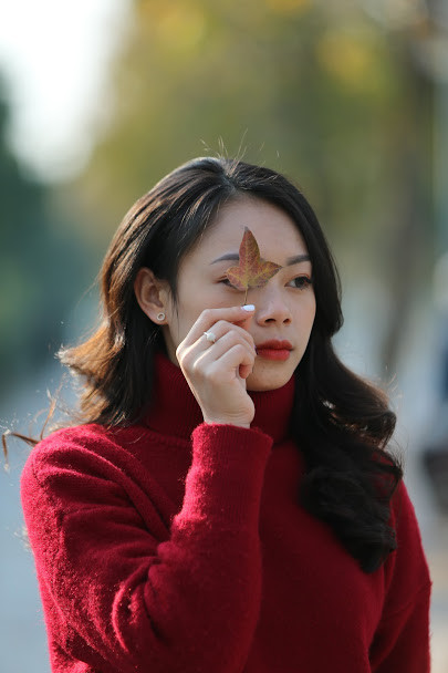 Tại Hà Nội, do một tháng vừa qua liên tục có những đợt không khí lạnh, trùng với thời gian đổ lá của phong nên những hàng cây ở đây đã đổi màu hàng loạt, tạo nên cảnh sắc tuyệt đẹp.