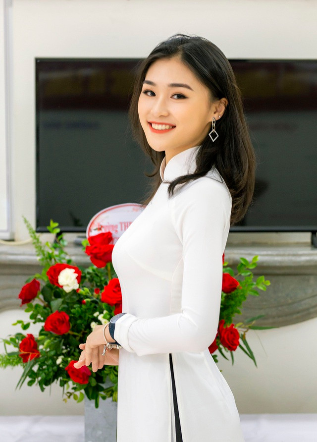 Với ngoại hình sáng, thành tích học tập nổi bật và tham gia nhiều hoạt động ngoại khóa, nữ sinh Ngô Chúc An (lớp 11D6) giành được ngôi vị Nữ sinh thanh lịch trường THPT Trần Phú - Hoàn Kiếm năm 2020.