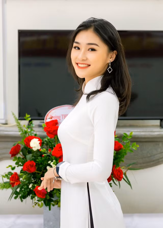 Với ngoại hình sáng, thành tích học tập nổi bật và tham gia nhiều hoạt động ngoại khóa, nữ sinh Ngô Chúc An (lớp 11D6) giành được ngôi vị Nữ sinh thanh lịch trường THPT Trần Phú - Hoàn Kiếm năm 2020.