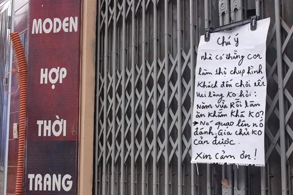 Thậm chí có người còn làm hẳn một tấm bảng ghi rõ và treo trước cổng nhà. Ảnh: Tổng hợp