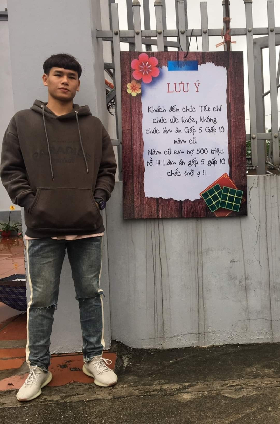 Với nội dung: "Khách đến chúc Tết chỉ chúc sức khỏe, không chúc làm ăn gấp 5 gấp 10 năm cũ. Năm cũ em nợ 500 triệu rồi, gấp 5 gấp 10 chắc thôi ạ", tấm bảng nhanh chóng xuất hiện trên Facebook của nhiều người với mong muốn tương tự gia chủ treo tấm bảng trên.