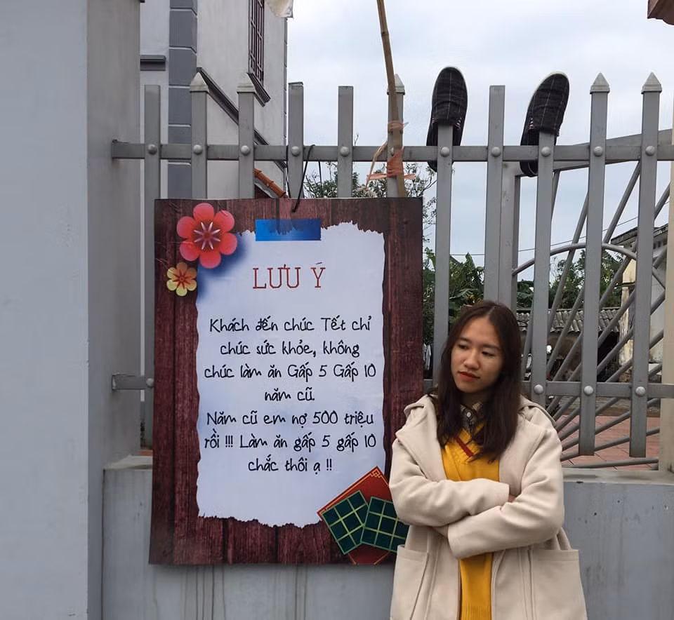 Theo tìm hiểu, tấm bảng này đã có từ năm trước. Thế nhưng nó vẫn tạo độ hot nhất định khi xuất hiện vào dịp giáp Tết chỉ vì nó nói lên nỗi lòng, mong muốn của rất nhiều người.