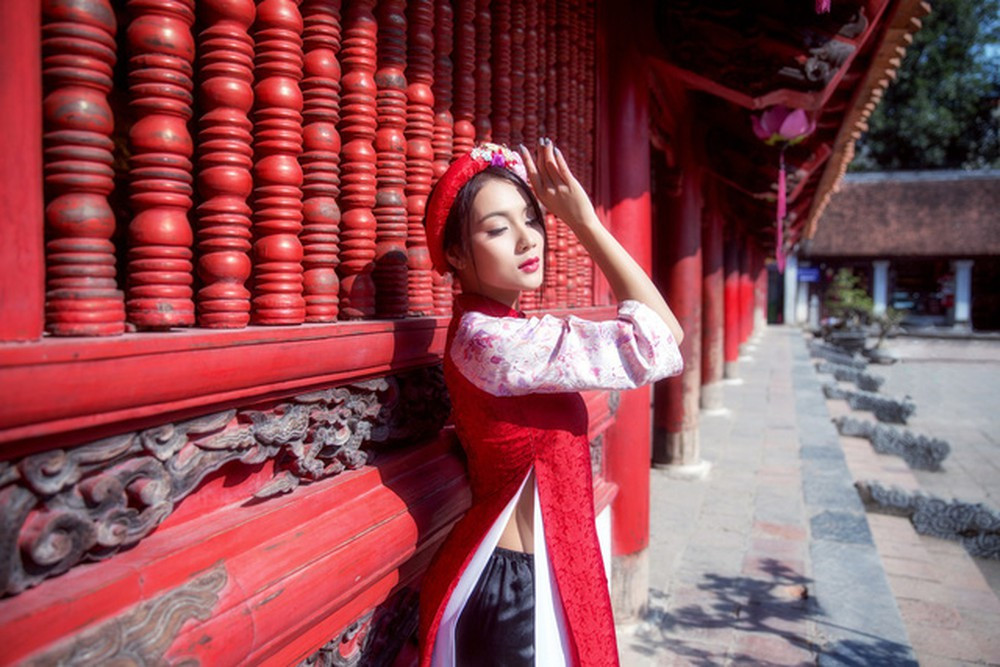 Để bộ ảnh Tết tại Văn Miếu – Quốc Tử Giám trở nên hài hòa, phù hợp, các bạn nên chọn trang phục áo dài truyền thống.