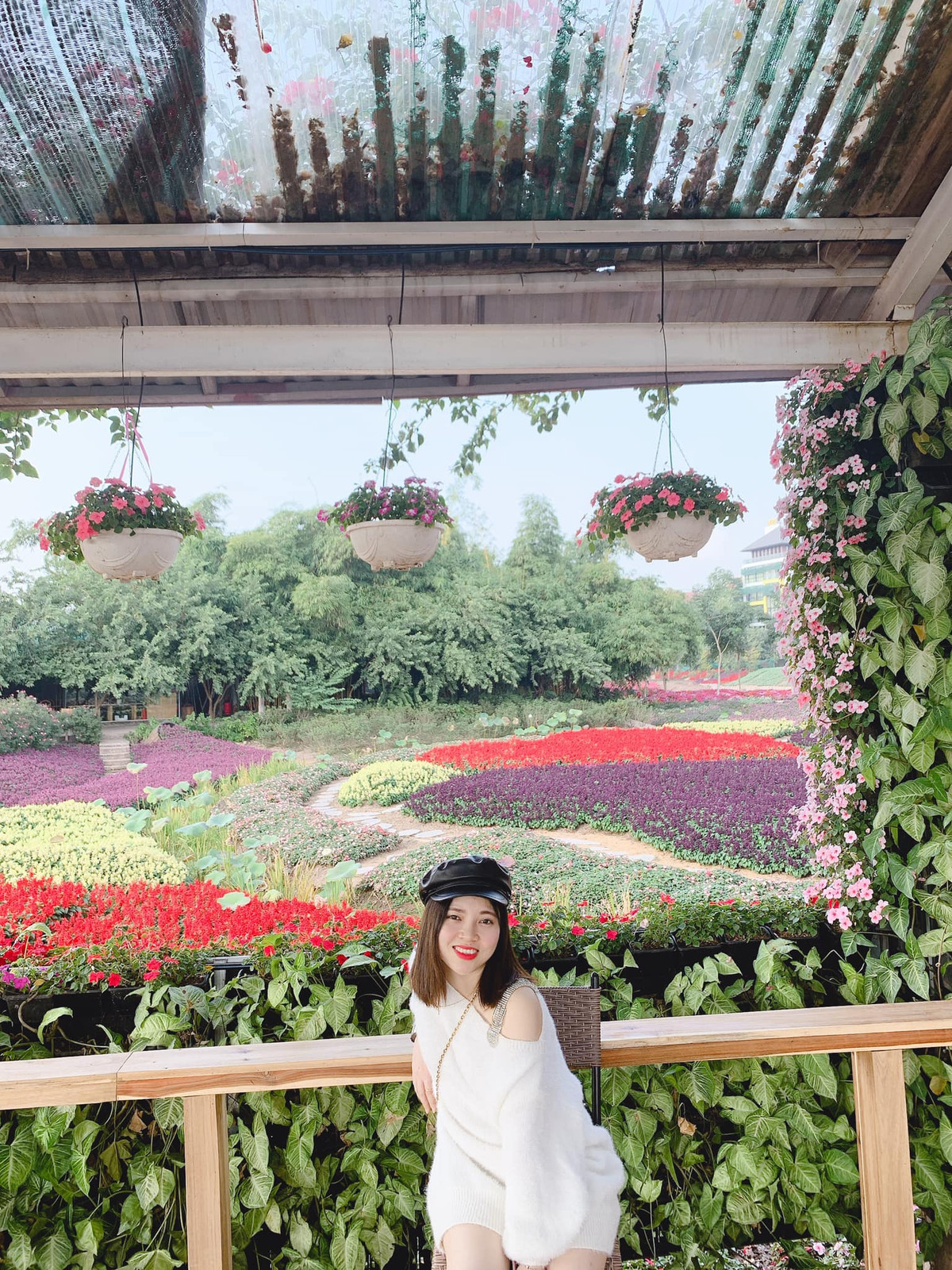 Bãi đá sông Hồng là địa điểm quen thuộc để chụp ảnh Tết được nhiều gia đình, cặp đôi lựa chọn. Không chỉ có dịp Tết, đây là địa điểm đông đúc người đến chụp ảnh tất cả các mùa trong năm.