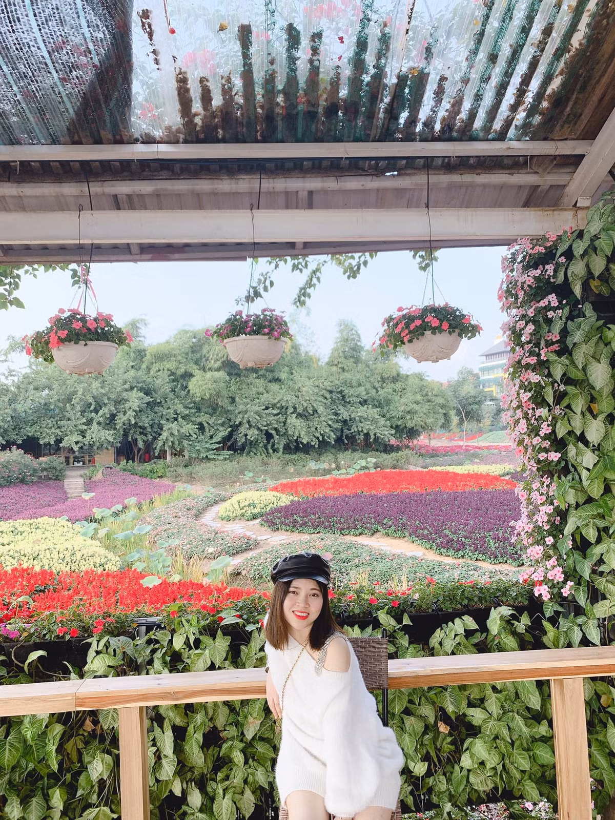 Bãi đá sông Hồng là địa điểm quen thuộc để chụp ảnh Tết được nhiều gia đình, cặp đôi lựa chọn. Không chỉ có dịp Tết, đây là địa điểm đông đúc người đến chụp ảnh tất cả các mùa trong năm.