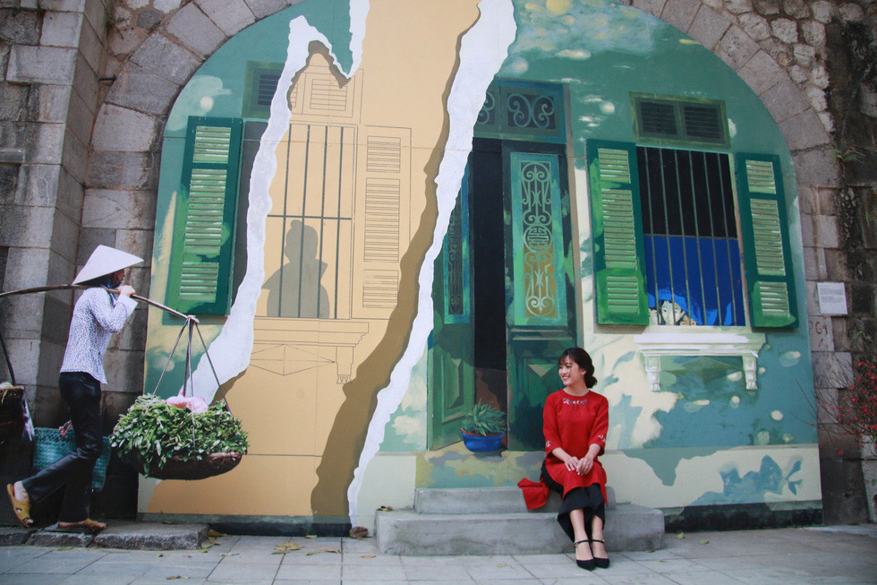 Phố bích họa Phùng Hưng là một trong những điểm đến thú vị Tết 2021. Với 17 tác phẩm, phố bích họa Phùng Hưng tái hiện rõ nét một Hà Nội xưa cũ.