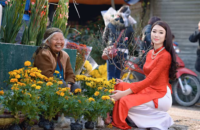 Tết đến xuân về, các chợ hoa Hà Nội lại tràn ngập không khí đón xuân. Nếu khéo chọn góc, chợ hoa Quảng Bá là nơi mang đậm hơi thở cuộc sống dịp cận Tết trong khuôn hình của bạn.