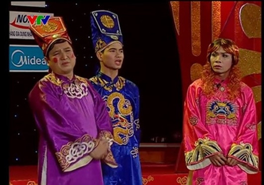 Năm 2011, chương trình Táo quân được xây dựng theo format cuộc thi “Vietnam Idol”. NSND Công Lý diện áo dài hồng và quay trở về mái tóc xoăn xù sáng màu cho nhân vật Bắc Đẩu.