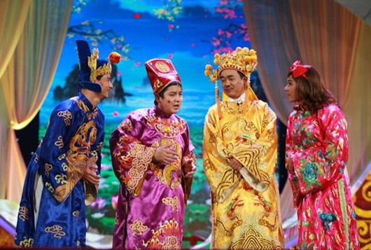 Năm 2012, cô Đẩu nâng tầm sự điệu đà với bộ trang phục hồng nhiều họa tiết hoa lá.