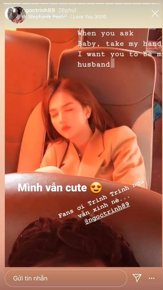 Kể cả khi đang ngủ gật, vẻ ngoài lung linh và nhan sắc trẻ trung của Ngọc Trinh vẫn khiến bao người say đắm.