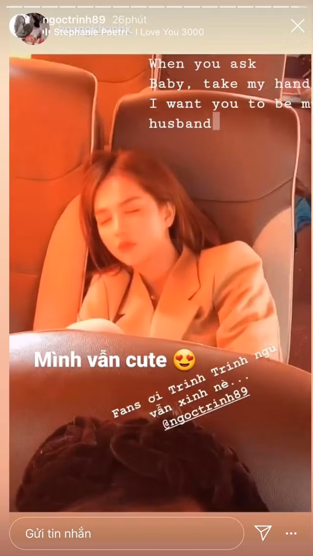 Kể cả khi đang ngủ gật, vẻ ngoài lung linh và nhan sắc trẻ trung của Ngọc Trinh vẫn khiến bao người say đắm.