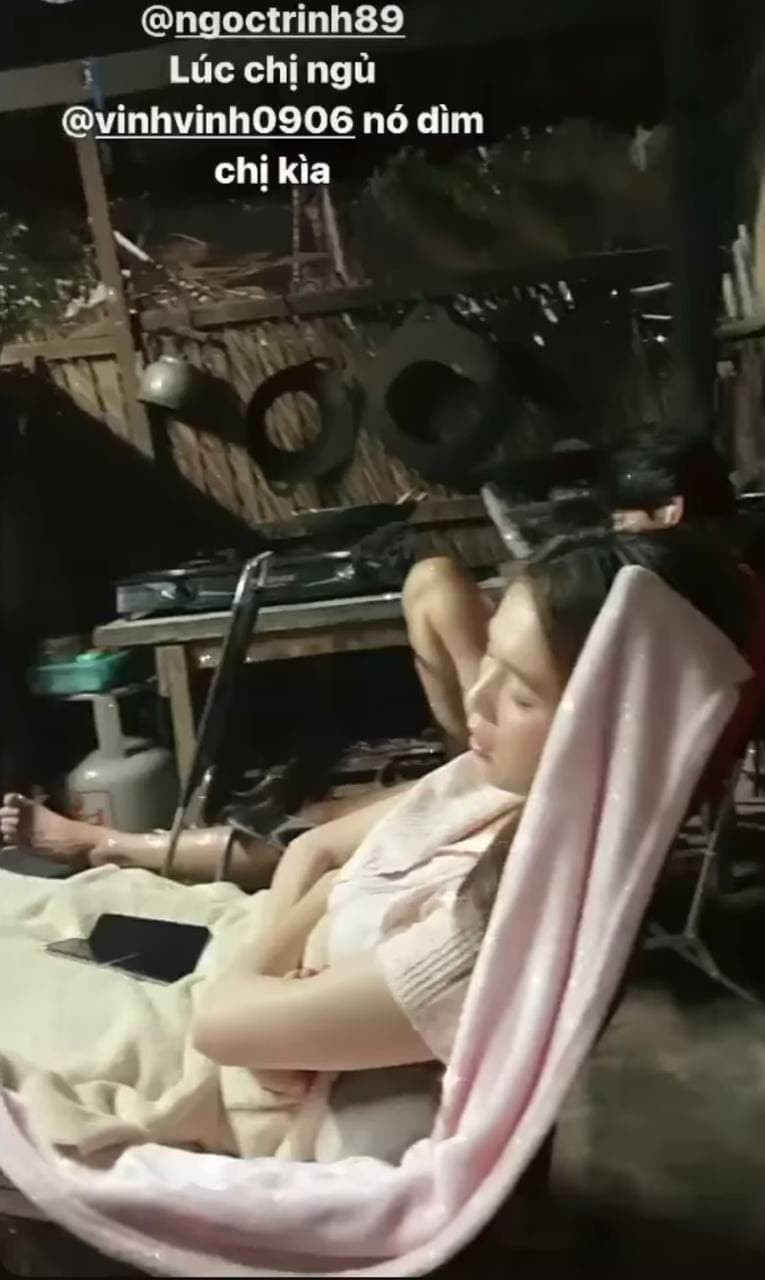 Điều đặc biệt trong clip quay lén này nhan sắc xinh đẹp không hề thay đổi của Ngọc Trinh dù đang ngủ. “Nữ hoàng nội y” nằm trên ghế xếp và ngủ say với gương mặt vô cùng đáng yêu, rất nhiều người hâm mộ cảm thấy “ganh tỵ” với thần tượng.