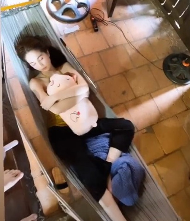 Với lịch trình dày đặc, người đẹp gốc Trà Vinh thường xuyên thiếu ngủ và phải tranh thủ tận dụng thời gian giữa các cảnh quay để nghỉ ngơi.