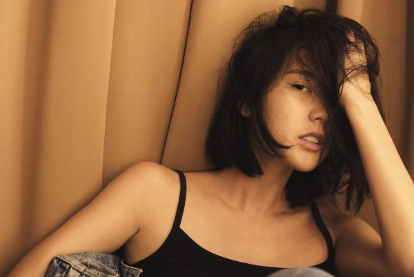 Thời gian gần đây, Hải Tú là cô gái có nhiều tương tác với Sơn Tùng trên mạng xã hội. Do đó, cư dân mạng liền suy đoán rằng "trà xanh" được nhiều người đề cập khi chia sẻ story của Thiều Trâm chính là Hải Tú.