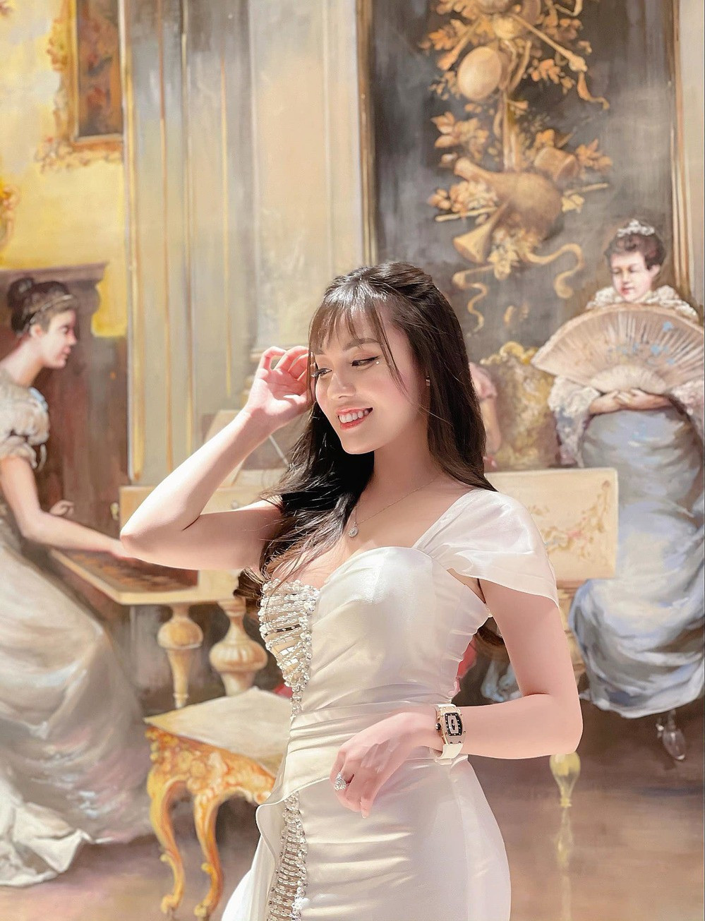 Nàng hot girl thường xuyên chia sẻ về hình ảnh hiện tại của bản thân, diện những chiếc váy ôm sát lộ rõ đường cong cơ thể chuẩn chỉ.