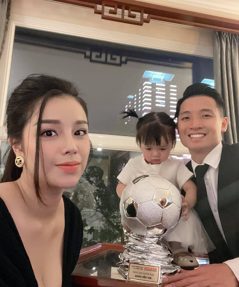 Gia đình nhỏ của Trung vệ Bùi Tiến Dũng xuất hiện tại lễ trao giải Quả bóng Vàng Việt Nam 2020 nhận được sự quan tâm của fan hâm mộ.