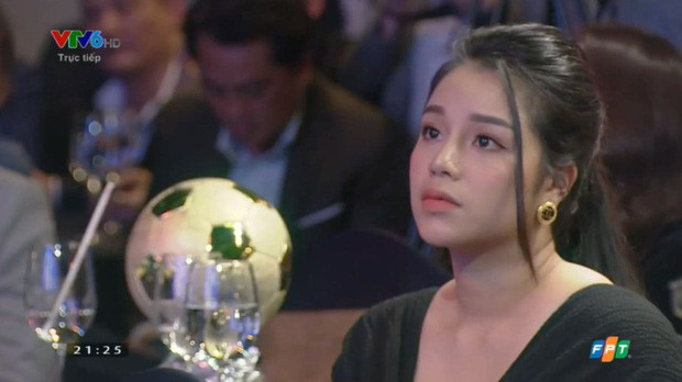 Được cameraman ưu ái liên tục lia máy cận mặt suốt buổi lễ trao giải, bà xã Bùi Tiến Dũng khi lên hình sở hữu gương mặt thon gọn hơn trước.