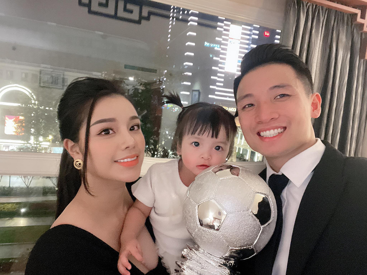 Dù là thẳng mặt hay góc nghiêng thì Khánh Linh vẫn rất thần thái.