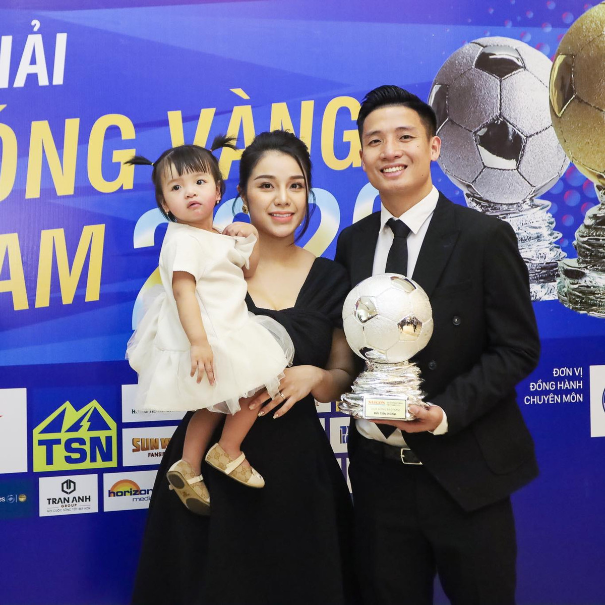 Chỉ 2 ngày sau, Bùi Tiến Dũng và Khánh Linh lại cùng nhau xuất hiện trong lễ trao giải Quả bóng Vàng Việt Nam 2020 diễn ra vào tối 12/1. Tại sự kiện này, nhan sắc nàng WAG liên tục được cư dân mạng để ý.