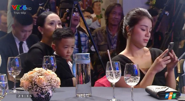 Mặc dù không có biểu cảm gì thế nhưng có thể thấy nhan sắc của Khánh Linh đã "thăng hạng" lên mấy phần từ sau khi lên xe hoa.