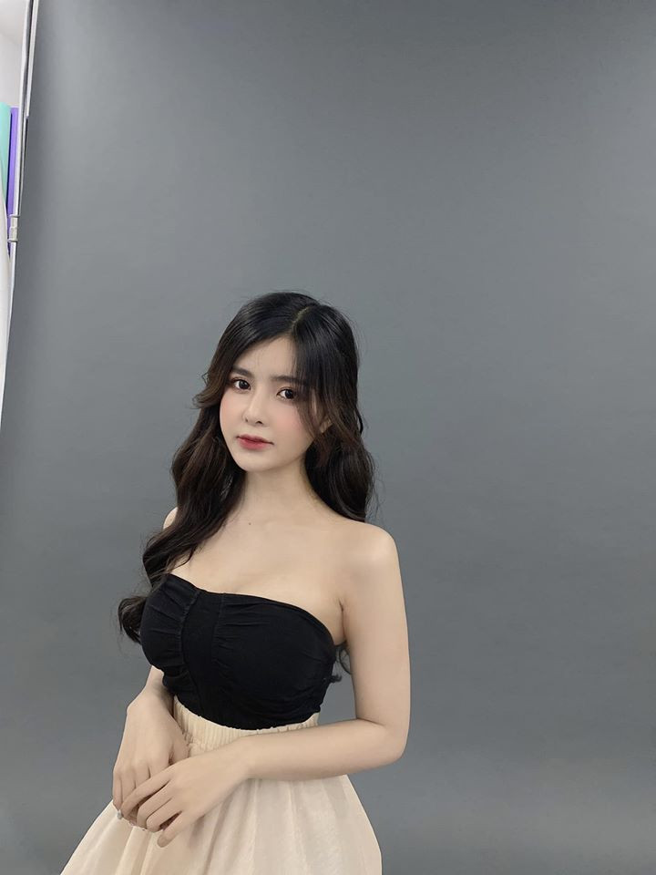 Ngay từ khi còn là học sinh trung học phổ thông, An Dâu đã nổi tiếng với những bộ ảnh nghệ thuật độc, lạ.