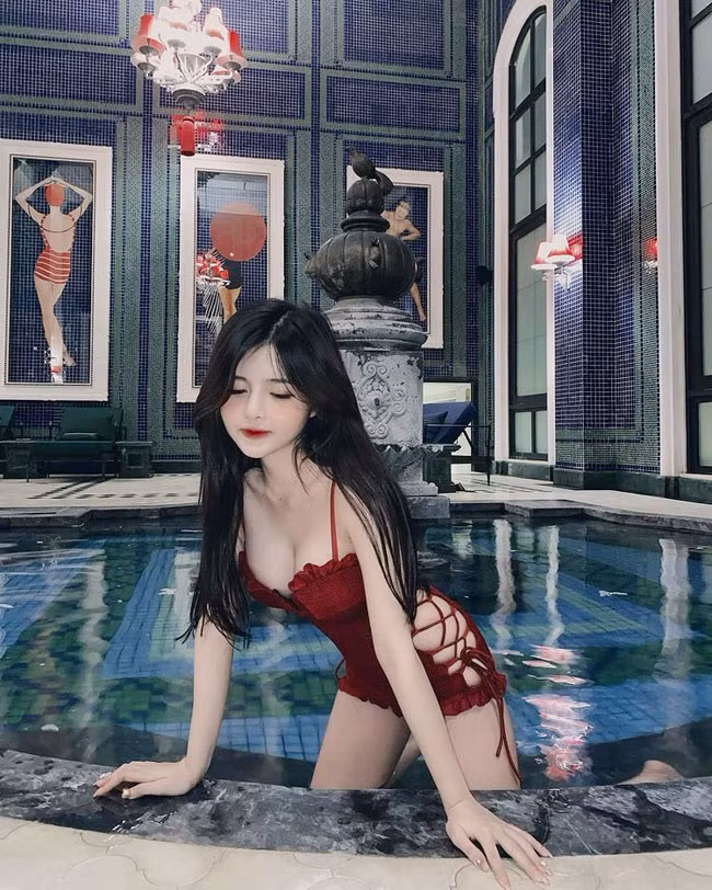 Cô nàng trước đây gây ấn tượng với vẻ đẹp ngây thơ, trong trẻo. Theo thời gian, gái xinh này đã chuộng phong cách gợi cảm.