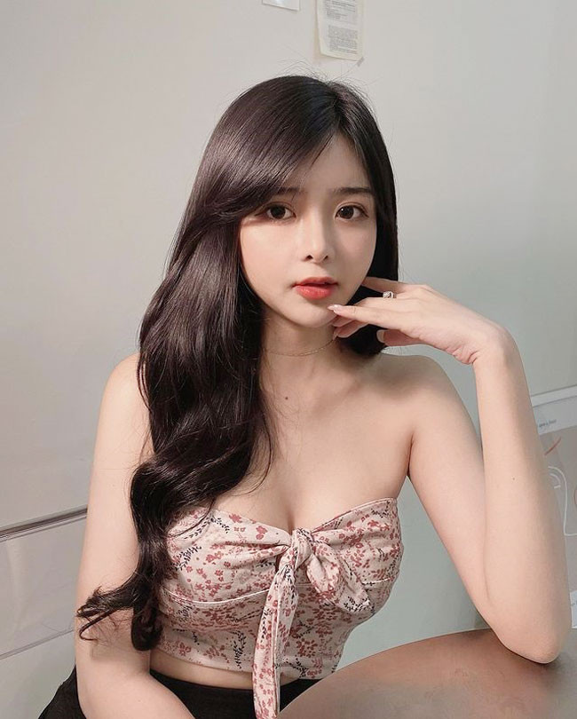 Gương mặt xinh đẹp và làn da trắng hồng của hot girl sinh năm 1997 khiến dân tình chết mê chết mệt. Ảnh: Tổng hợp
