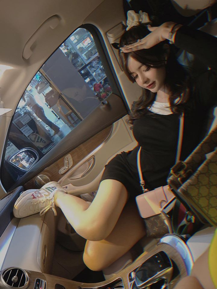 Hot girl Sài thành sở hữu gương mặt xinh như thiên thần và vóc dáng gợi cảm.