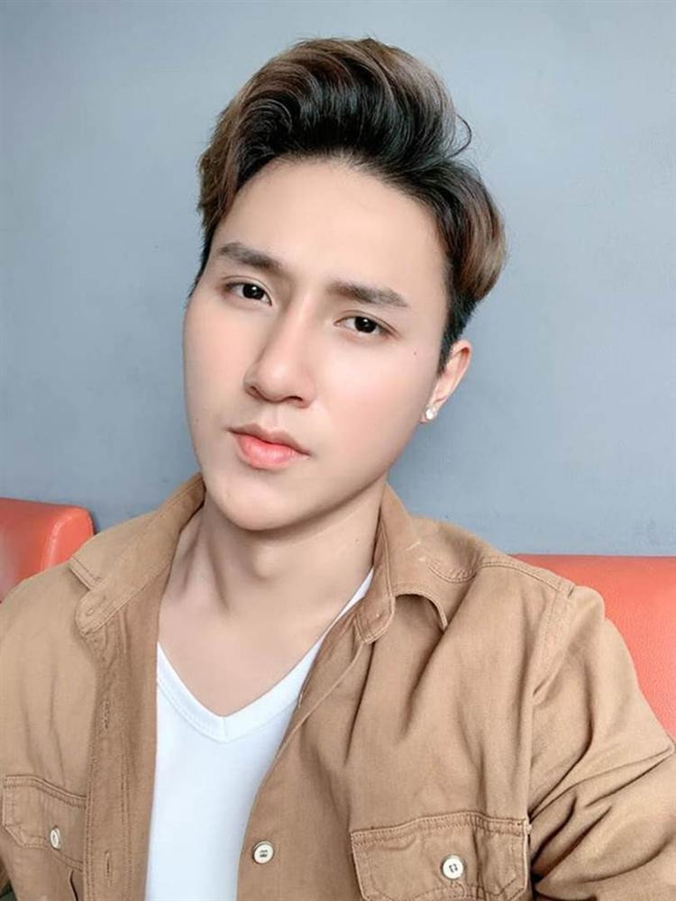 Gương mặt điển trai, ánh mắt đắm đuối, nụ cười với hàm răng trắng sáng,... đã giúp Khoa Vương “ghi điểm” và kênh TikTok của anh chàng tăng lượt theo dõi ầm ầm. Ảnh: Tổng hợp