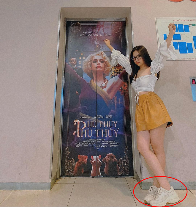 Từ bằng chứng đôi giày trắng mà Nhật Lê đăng tải khá trùng hợp với đôi giày của cô gái ngồi trong ô tô đã khiến dân tình đoán ra đó chính là Nhật Lê.