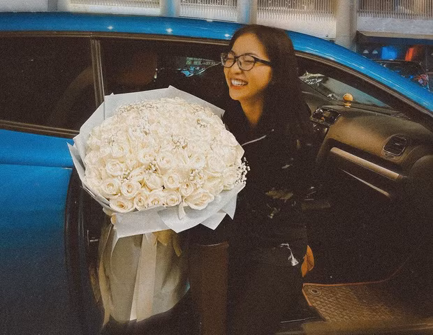 Nhật Lê cũng thường xuyên đăng trạng thái úp mở chuyện tình cảm trên trang cá nhân. Dịp Giáng sinh 2020, cô nàng còn đăng ảnh cười rạng rỡ, ôm một bó hoa lớn ở cạnh chiếc xe của bạn trai.