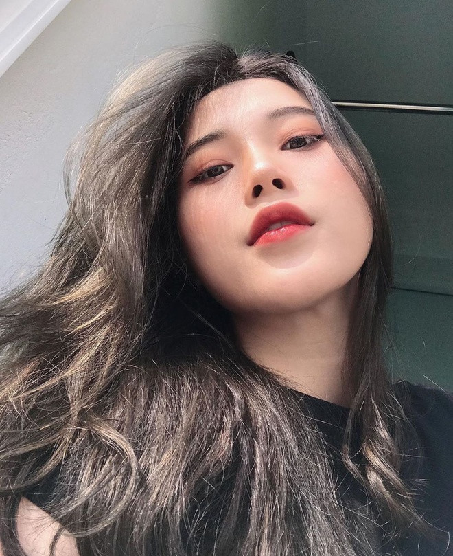 Nếu người hâm mộ lần đầu theo dõi mạng xã hội của Huyền, ắt sẽ lầm tưởng cô với một diễn viên, người mẫu ảnh chuyên nghiệp.