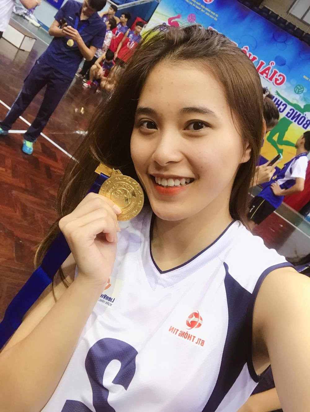 Sở hữu chiều cao không thua kém bất kì một hoa hậu nào, thêm vào đó là gương mặt khả ái và làn da trắng ngần, không có gì khó hiểu khi cô gái này luôn được nhắc tới với danh xưng Hoa khôi bóng chuyền Việt Nam.