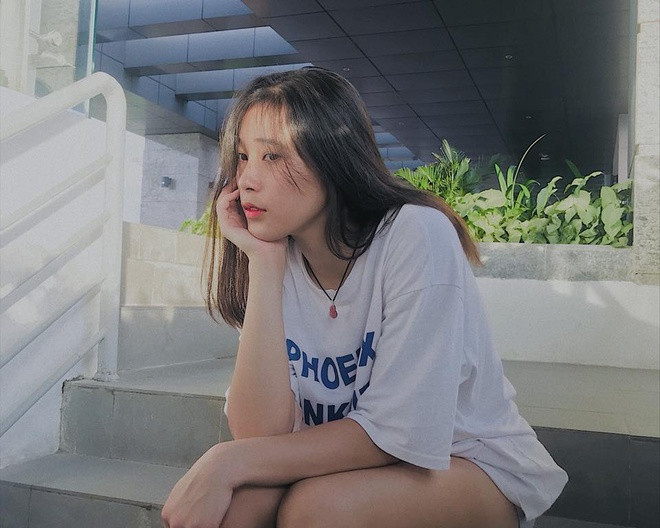 Hot girl bóng chuyền được yêu mến bởi gương mặt xinh đẹp, nụ cười tươi. Không chỉ chơi bóng chuyền giỏi, cô còn có năng khiếu tạo dáng chụp ảnh xuất sắc.