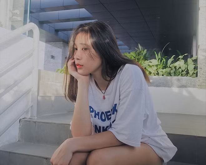 Hot girl bóng chuyền được yêu mến bởi gương mặt xinh đẹp, nụ cười tươi. Không chỉ chơi bóng chuyền giỏi, cô còn có năng khiếu tạo dáng chụp ảnh xuất sắc.