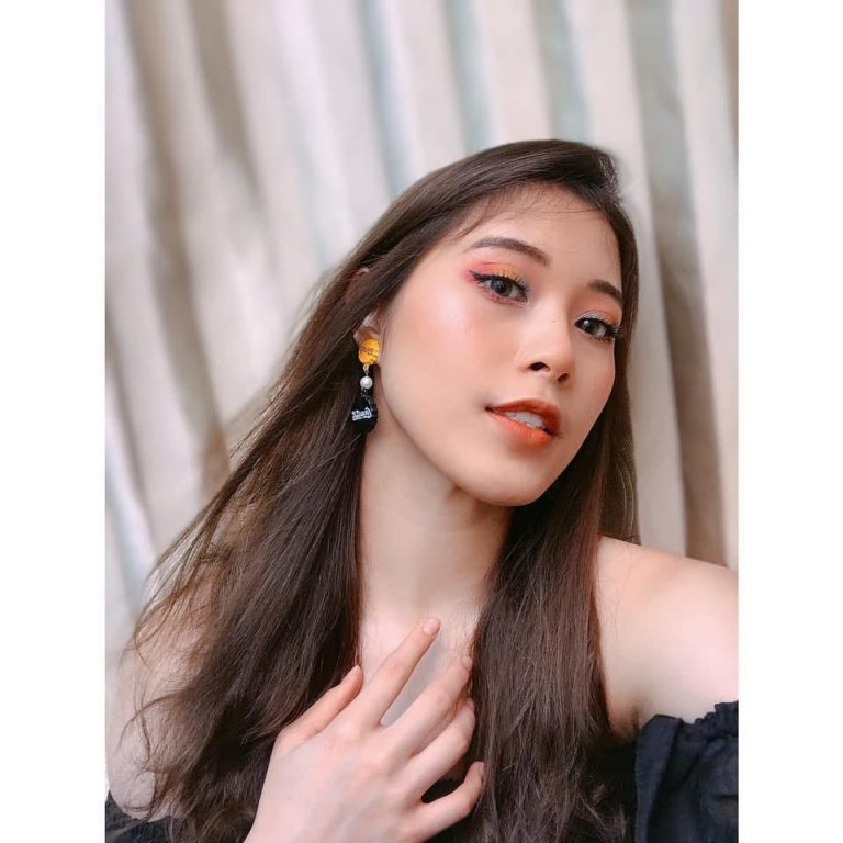 Có không ít các cô gái để lại lời khen vì sắc đẹp cũng như sự tài giỏi của Thu Huyền. Quả đúng là một gái xinh xứng danh "con nhà người ta".