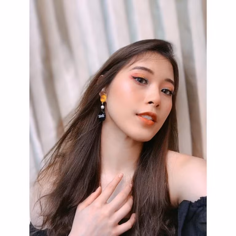 Có không ít các cô gái để lại lời khen vì sắc đẹp cũng như sự tài giỏi của Thu Huyền. Quả đúng là một gái xinh xứng danh "con nhà người ta".