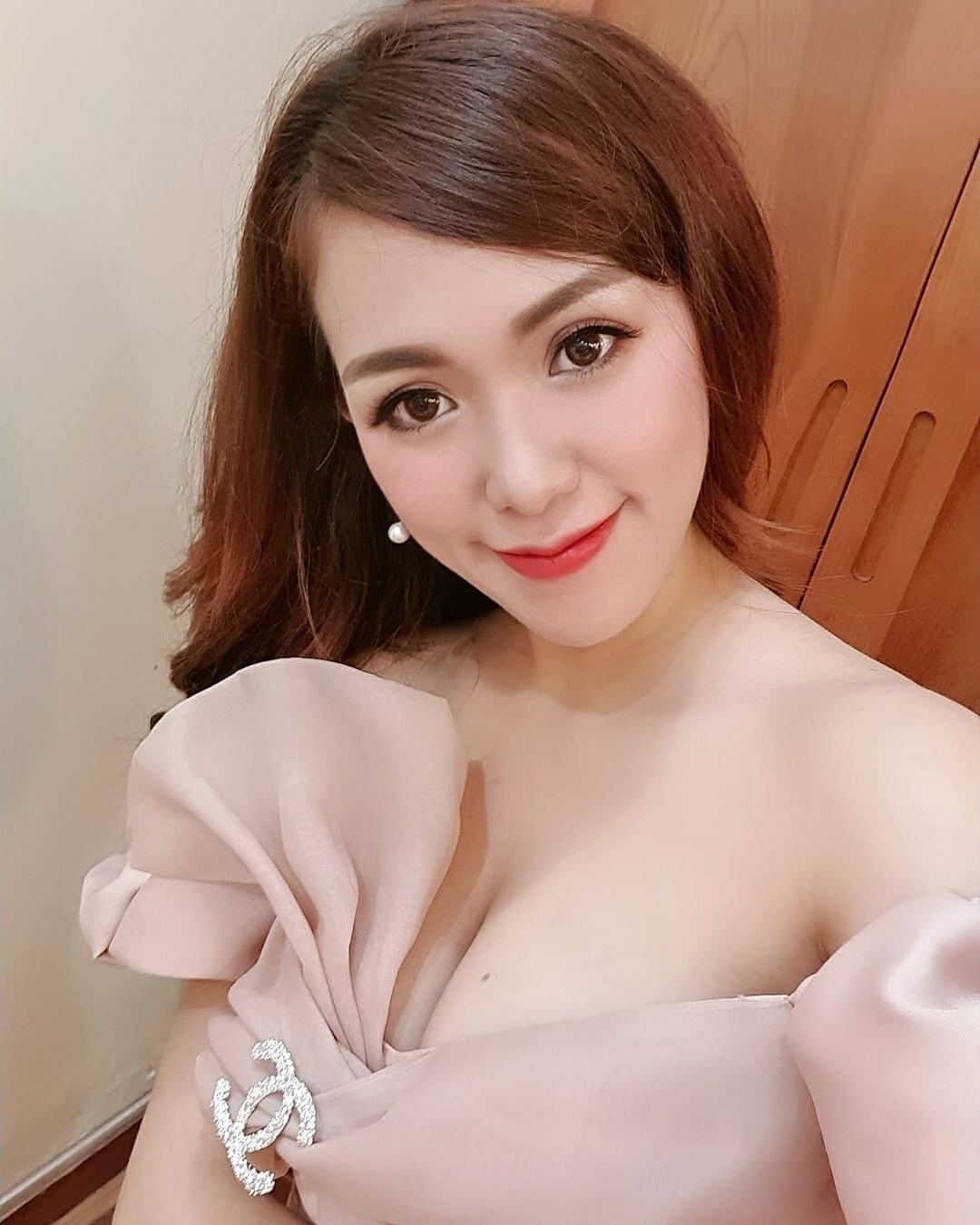 So với thuở chưa lấy chồng - vòng eo 63 và khi vừa sinh em bé - eo 100 thì sự thay đổi đáng kể của nữ diễn viên khiến fan trầm trồ.