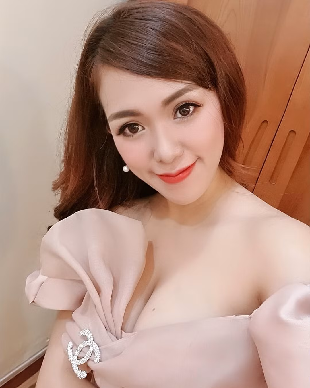 So với thuở chưa lấy chồng - vòng eo 63 và khi vừa sinh em bé - eo 100 thì sự thay đổi đáng kể của nữ diễn viên khiến fan trầm trồ.