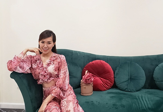 Bà mẹ hai con khiến không ít người ngưỡng mộ bởi nhan sắc và vóc dáng thon gọn, xinh đẹp.